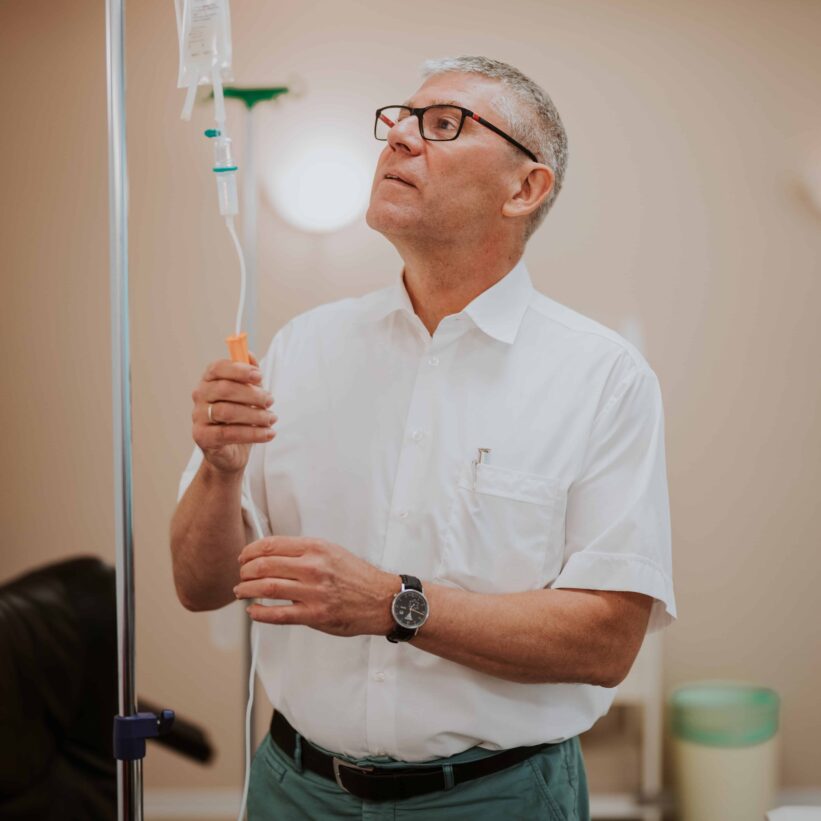 Ein Arzt prüft eine Infusion.