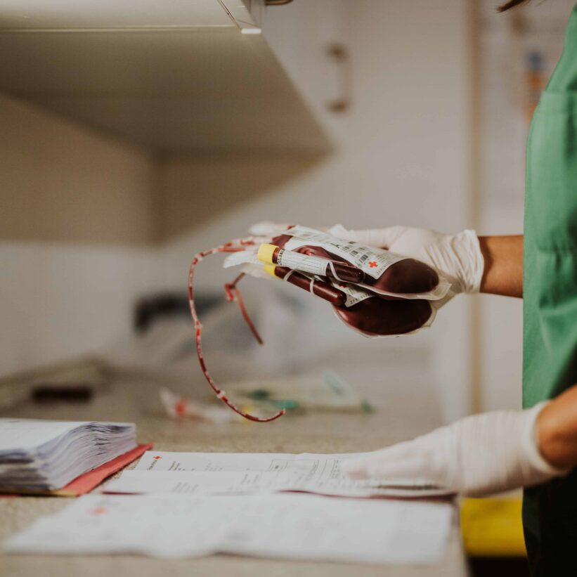 Pflegekraft dokumentiert Patientendaten im MVZ Waldeck Frankenberg.